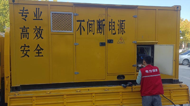 会同柴油发电机组和UPS电源配合使用时，如何避免切换过程中的电力中断？